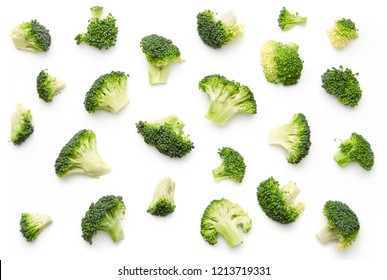 Patrón de brócoli aislado en un fondo blanco. Varias partes de la flor de brócoli. Vista superior.