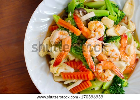 Broccoli stir-fried with cauliflower and shrimp