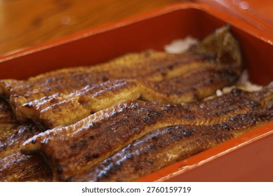 Broiled eel served in a lacquer box