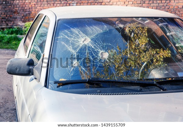 Broken car glass. Few\
blows to glass	\

