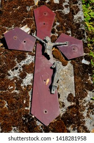 Broken Crucifix On A French Grave_1