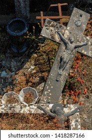 Broken Crucifix On A French Grave_2