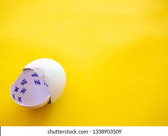 Un huevo roto con una cuenta regresiva dentro. Concepto de libertad