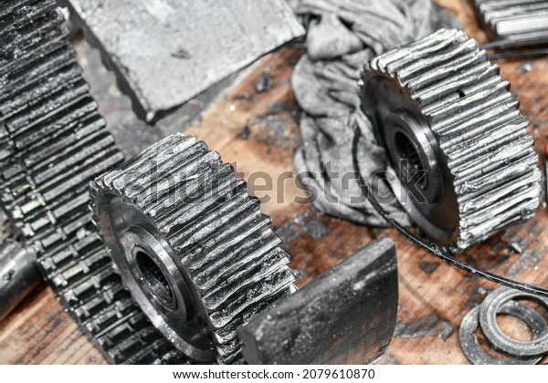 Broken gearbox with damaged teeth on the gears as a\
result of improper use.