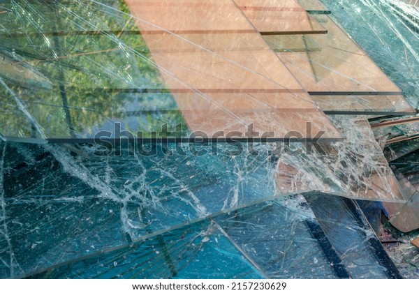 Broken glass and flat glass panes in the\
recyclable container