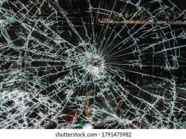 窓ガラス 割れ の写真素材 画像 写真 Shutterstock
