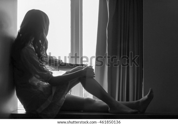 Une Femme Au Coeur Brise Pleure Photo De Stock Modifiable