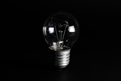 Ampoule Brisée Sur Fond Noir. Concept Des Prix De L'électricité Et Crise De L'électricité