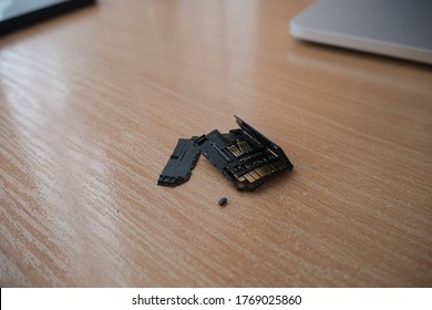 Broken Memory Card, Cracked Memory Card