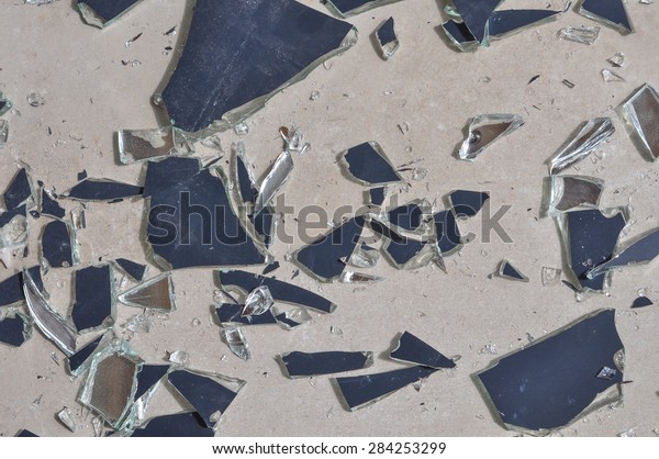 割れた鏡のガラスの破片が床に広がった の写真素材 今すぐ編集