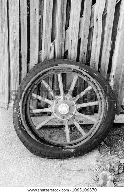 Broken Old Carriage\
Wheel
