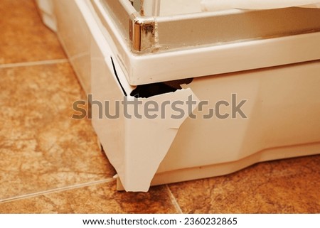 Broken outer plastic corner of the shower tray. damage to the outer plastic frame of the pallet. A consequence of physical impact, impact or aging of the material.