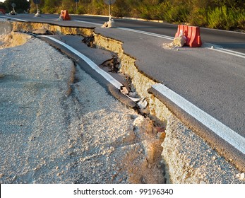 durch Erdbeben oder Erdrutsche unterbrochene Straße