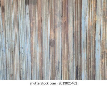 puerta rodante rota y oxidada