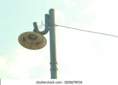 A Broken Street Light, Lamp