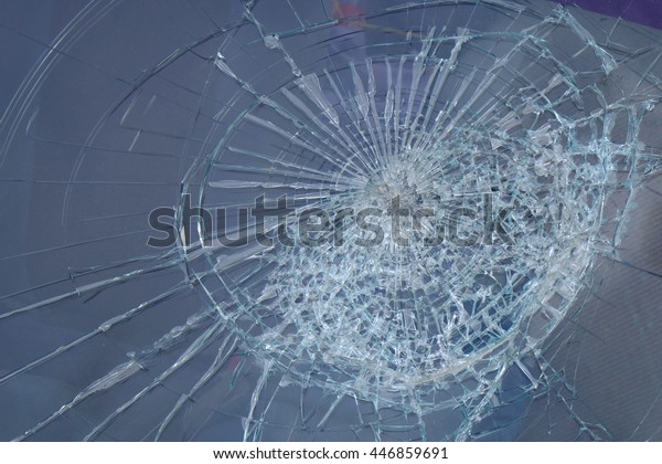 broken windshield in car\
accident