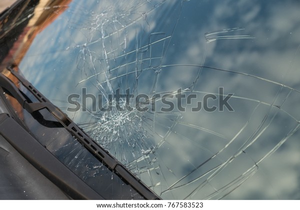the broken windshield\
in car accident