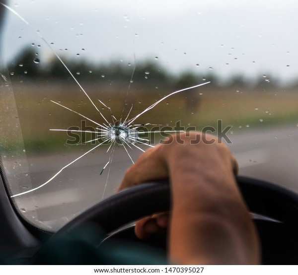 Parabrisas Roto De Un Camion Una Foto De Stock Editar Ahora