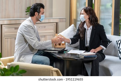 Broker Selling Homes Wearing Masks To Prevent COVID 19 Recommended Home Loans To Business Men Interested In Borrowing Money For A Home.