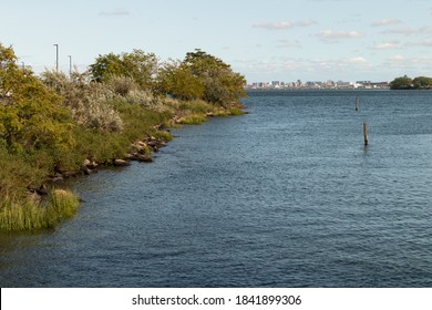 Bronx Kill Narrow Strait Between The Bronx And Randalls And Wards Islands In New York City