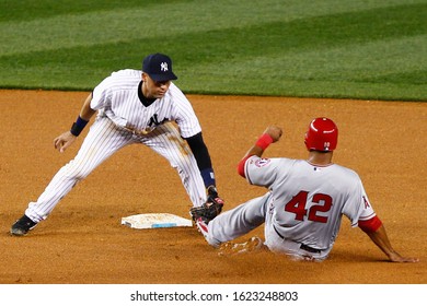 BRONX, NY - APR 15: New York Yankees Shortstop Derek Jeter (2) markiert Los Angeles Angels links Feldspieler Vernon Wells (10) während der vierten Inning am 15. April 2012 im Yankee Stadium.