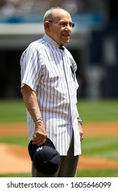 BRONX, NY - JUN 26: Ehemaliger Baseballspieler, Yogi Berra auf dem Feld während des 67. Old Timers' Day am Yankee Stadion am 26. Juni 2011 in der Bronx, New York.