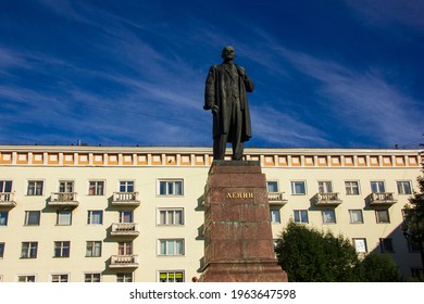 Bronze Monument In Honor Of The Leader Of The Proletariat V.I.Lenin, Murmansk, Russia, August 2020.