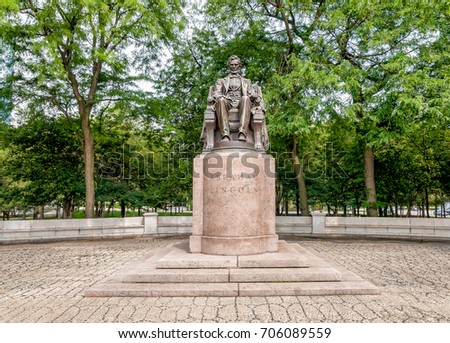 Bronze statue of Abraham Lincoln in Grant Park in Chicago, Illinois, USA