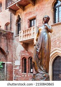 Bronze Statue Of Juliet And Balcony By Juliet House - Verona, Italy