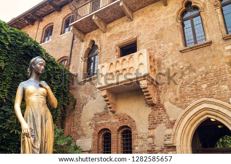 Bronze statue of Juliet and balcony by Juliet house, Verona, Italy. Casa di Giulietta is nothing more than a romantic fantasy. Romeo and Juliet never lived in Verona, Italy.  Architecture of Italy. 