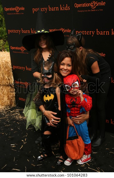 Brooke Burke Her Children Pottery Barn Royalty Free Stock Image