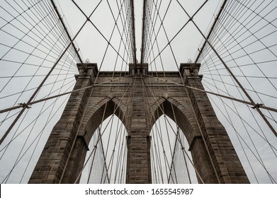 Brooklyn Bridge am bewölkten Tag