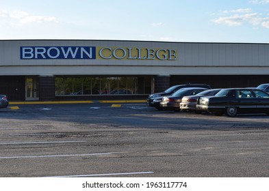 Brooklyn Center, Minnesota - August 1, 2013: Exterior Of The Now-defunct Brown College, A For-profit University That Closed In 2014