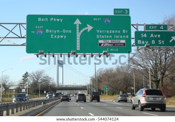 BROOKLYN, NEW YORK - DECEMBER 27, 2016: Belt\
Parkway in Brooklyn.The Belt System is a series of connected\
highways that form a belt-like circle around the New York City\
boroughs of Brooklyn and\
Queens