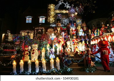 BROOKLYN, NEW YORK - DECEMBER 8, 2016: Christmas House Decoration Lights Display In The Suburban Brooklyn Neighborhood Of Dyker Heights