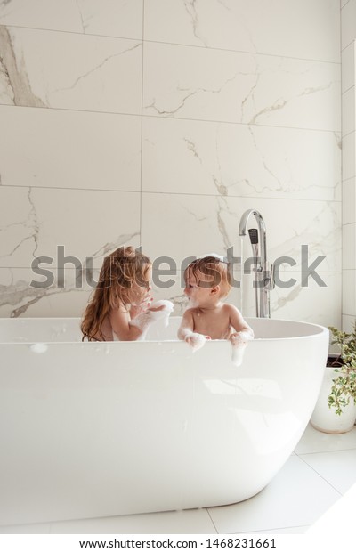 2471 Sisters Bath Gambar Foto Stok And Vektor Shutterstock 