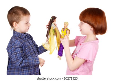 The brother and sister play dolls