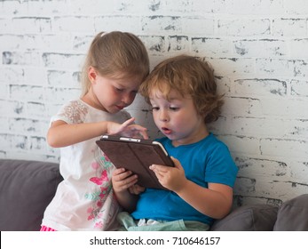 brother and sister play together in games on the tablet