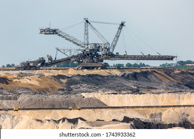 537 Enormous Machines Images, Stock Photos & Vectors 