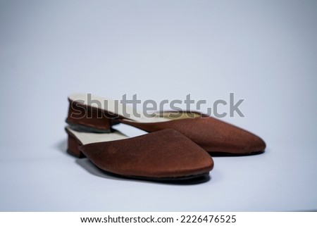 BROWN COLOR MEN'S BRIDAL SHOES WITH A WHITE BACKGROUND