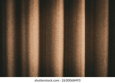 Cortina de tela marrón con pliegues suaves y textura tejida. Fondo textil acogedor adecuado para maquetas, Fondo de pantalla, diseños de estilo de vida o puesta en escena de productos.
