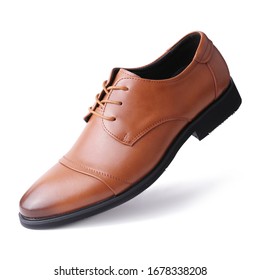 Brown Grain Leather Cap Toe Oxford Shoe Isolated. Men Deer Lace-Up Dress Oxford Shoes. Gibson Low Styled Or Laced Derby Shoe With Shoelace Or Shoestrings. Classic Footwear With Bootlaces Side View