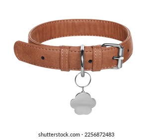 Collar de perro de cuero marrón con etiqueta aislada en blanco