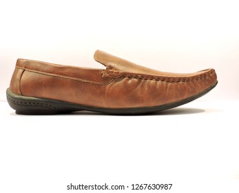  Brown shoe for men .         