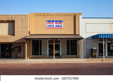 BROWNFIELD, TX - 10/09/2020 - Elections Polling Station With Bilingual Text Vote Here / Vote Aqui In English And Spanish  