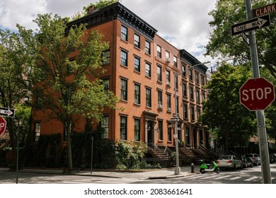 Brownstone Facades And Row Houses In An Iconic Neighborhood Brooklyn Heights In New York City. Street Intersection In Brooklyn Heights