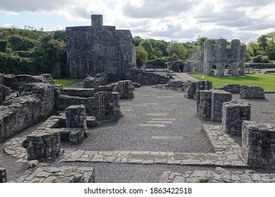 Bru Na Boinne Tomb Entrance With Some Rocks