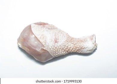 Bruchhaftes und faules, nicht gegartes Hühnerschenkelfleisch auf weißem Hintergrund von der Draufsicht aus. Einzelbild.