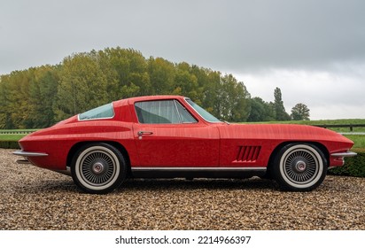 Brummen, Province Gelderland, The Netherlands, 15.10.2022, Side View Of Classic Chevrolet Corvette Sting Ray From The 1960s, Second Generation