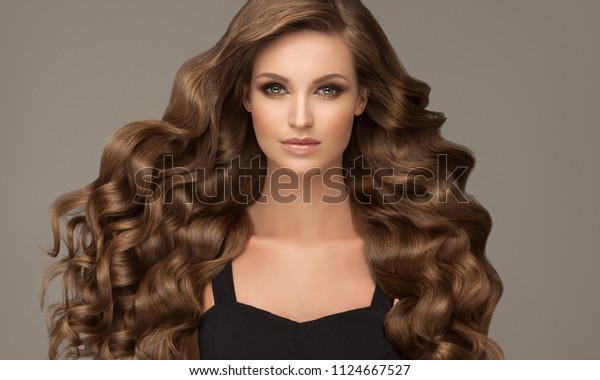 Brunette Brown Girl Long Shiny Curly Stockfoto Jetzt